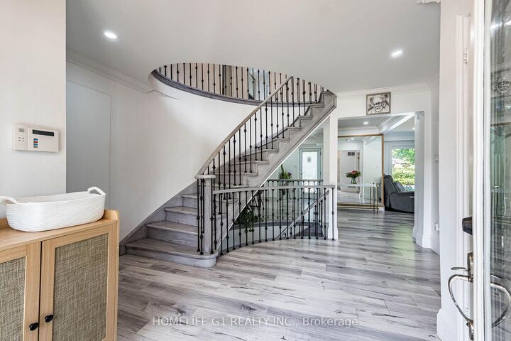 Property Photo: 17 Crescent Hills Drive S ON L6S 2P4