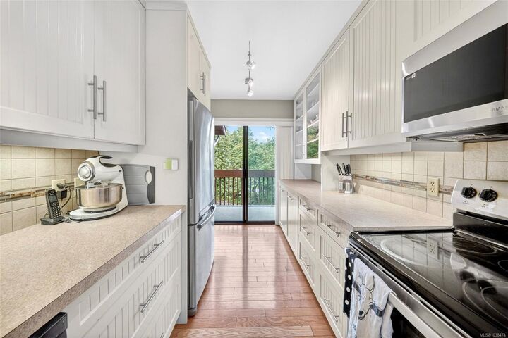 Property Photo:  946 Selkirk Ave #1  BC V9A 2V1 