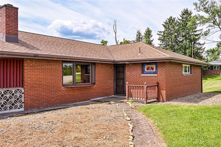 Property Photo: 5444 Sunset View Dr PA 15063