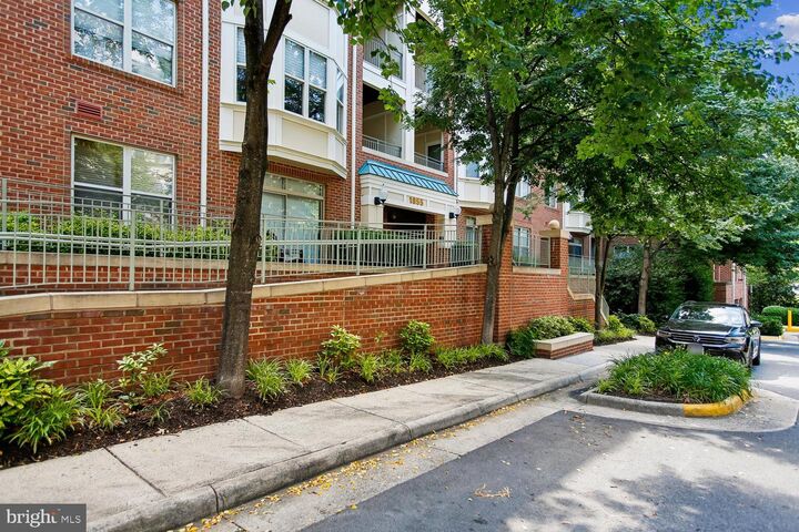 Property Photo:  1855 Stratford Park Place 103  VA 20190 