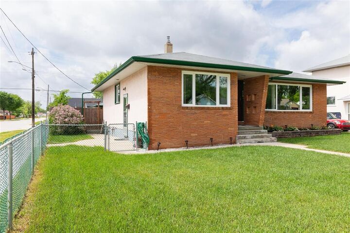 Property Photo: 470 Enniskillen Avenue MB R2V 0J4