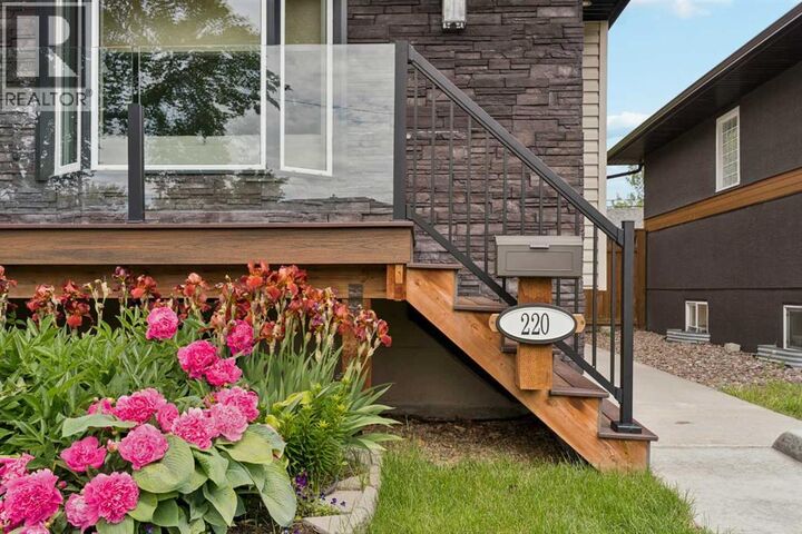 Property Photo:  220 41 Avenue Northwest  AB T2K 0G8 