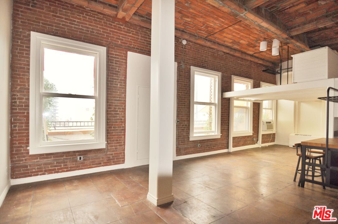 Property Photo: 215 W 7th St CA 90014