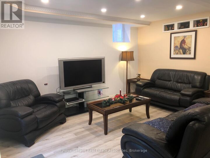 Property Photo:  889 Bancroft Drive West  ON L5V 1X7 
