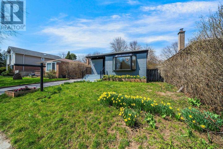 Property Photo:  203 Toynbee Trail  ON M1E 1G8 