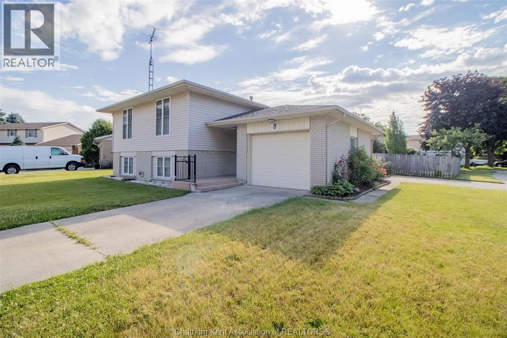 Property Photo:  8 Regal Place  ON N7M 5P5 
