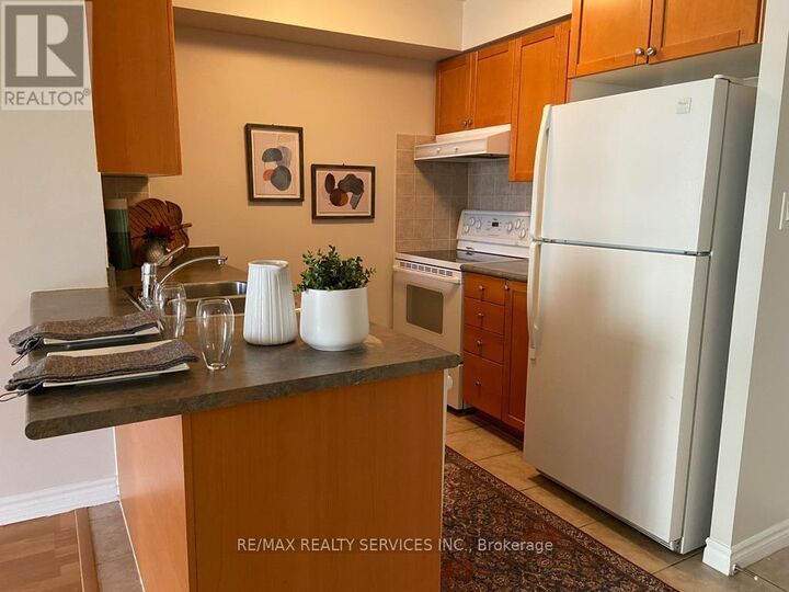 Property Photo:  3880 Duke Of York Boulevard 718  ON L5B 4M7 