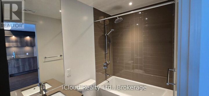 Property Photo: 448 Burnhamthorpe Road West 4006 ON L5B 0R4