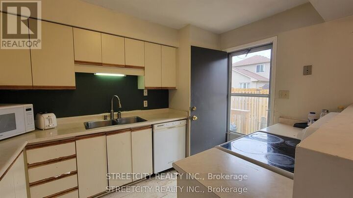 Property Photo: 733 Deveron Crescent 108 ON N5Z 4X7