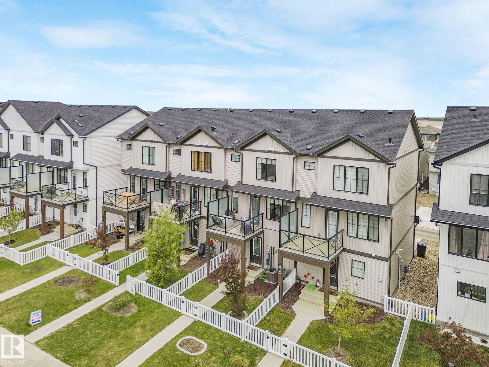 Photo de la propriété: 1061 Cy Becker Road NW AB T5Y 4B7
