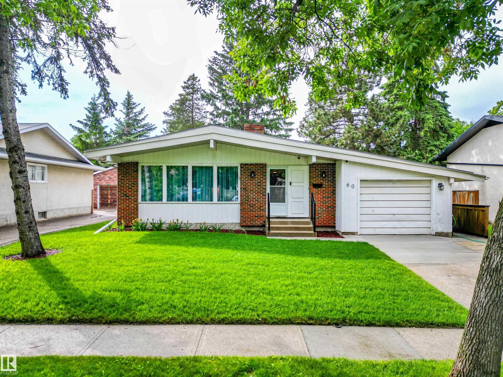 Property Photo: 60 Fenwick Crescent AB T8N 1W6