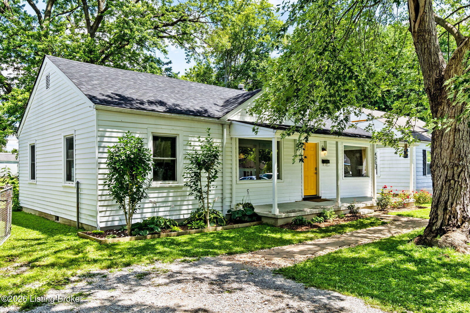 Property Photo:  4207 S 1st St  KY 40214 