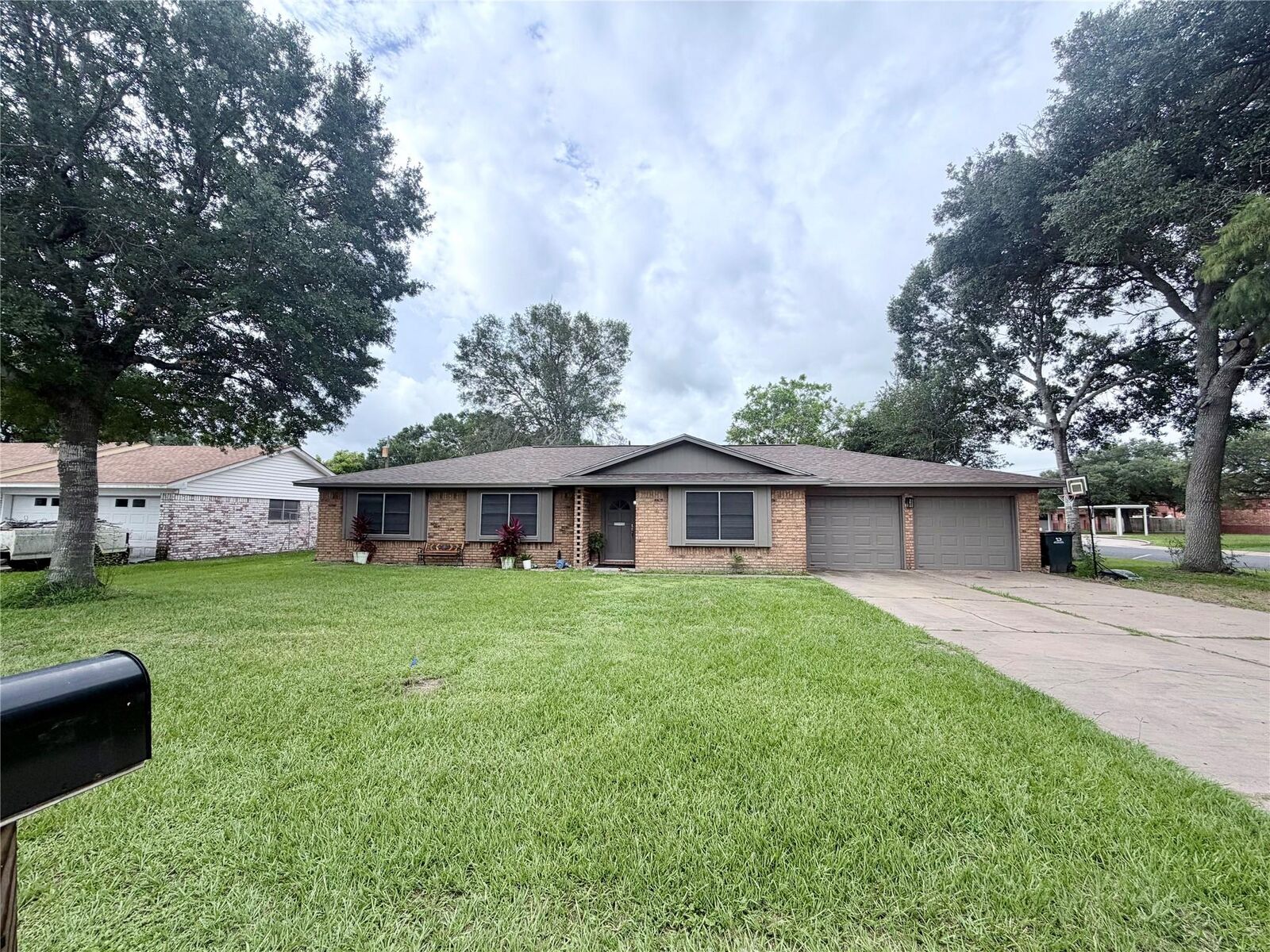 Property Photo: 407 Ash Street TX 77437