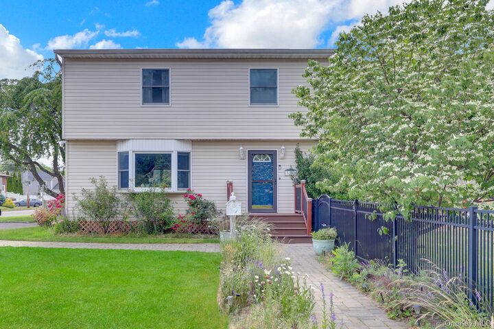 Property Photo:  301 Oak Neck Road  NY 11795 