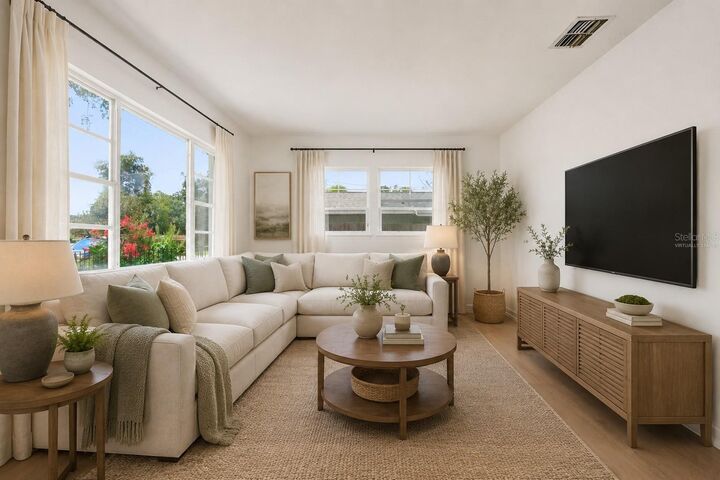 Property Photo: 410 S Oakwood Avenue FL 33511