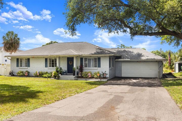 Property Photo: 920 Alicia Avenue FL 33604