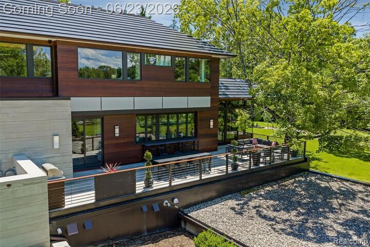 Property Photo:  2700 Squirrel Road  MI 48304 2050 