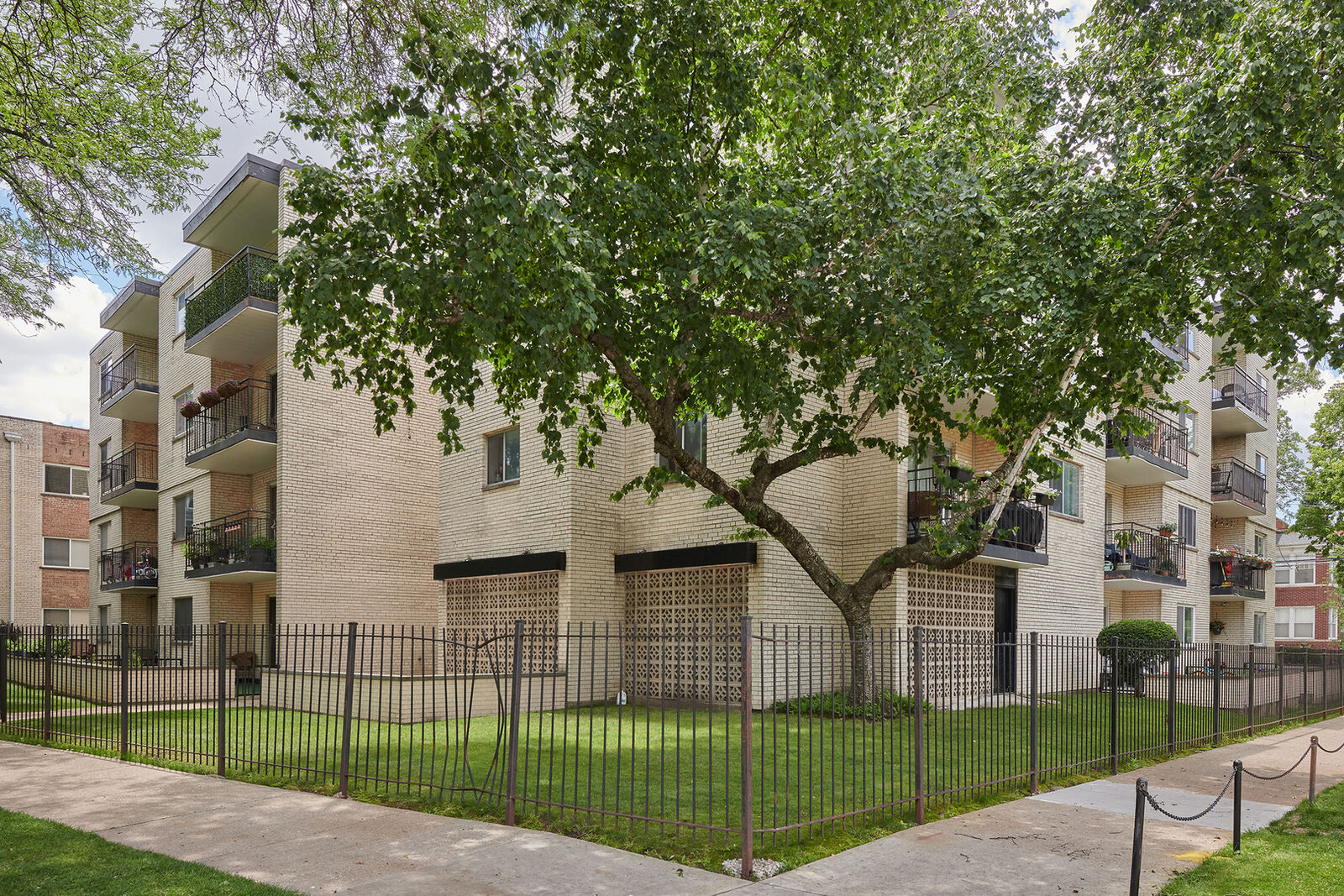 Property Photo:  7074 N Ridge Boulevard 1E  IL 60645 