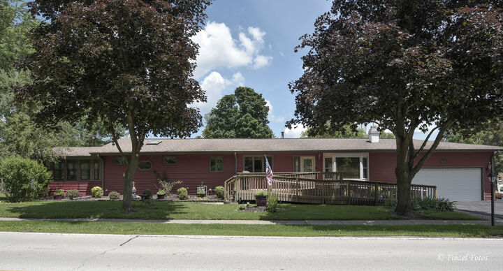 Property Photo: 614 N Lillian Street IL 60050