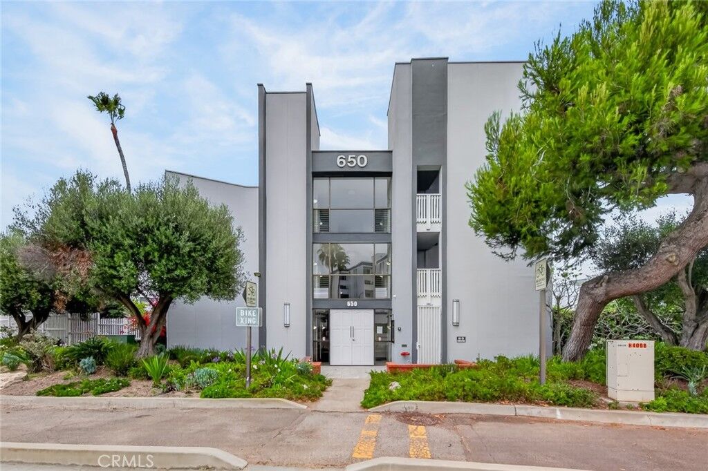 Property Photo:  650 The Village #108  CA 90277 