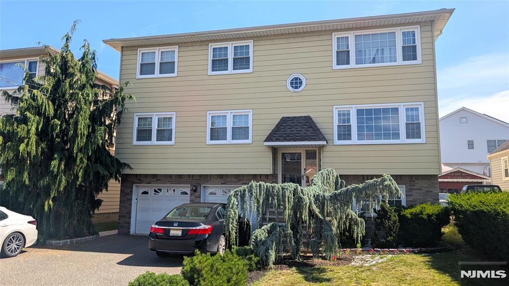 Property Photo:  33 Kossuth Street 1  NJ 07057 