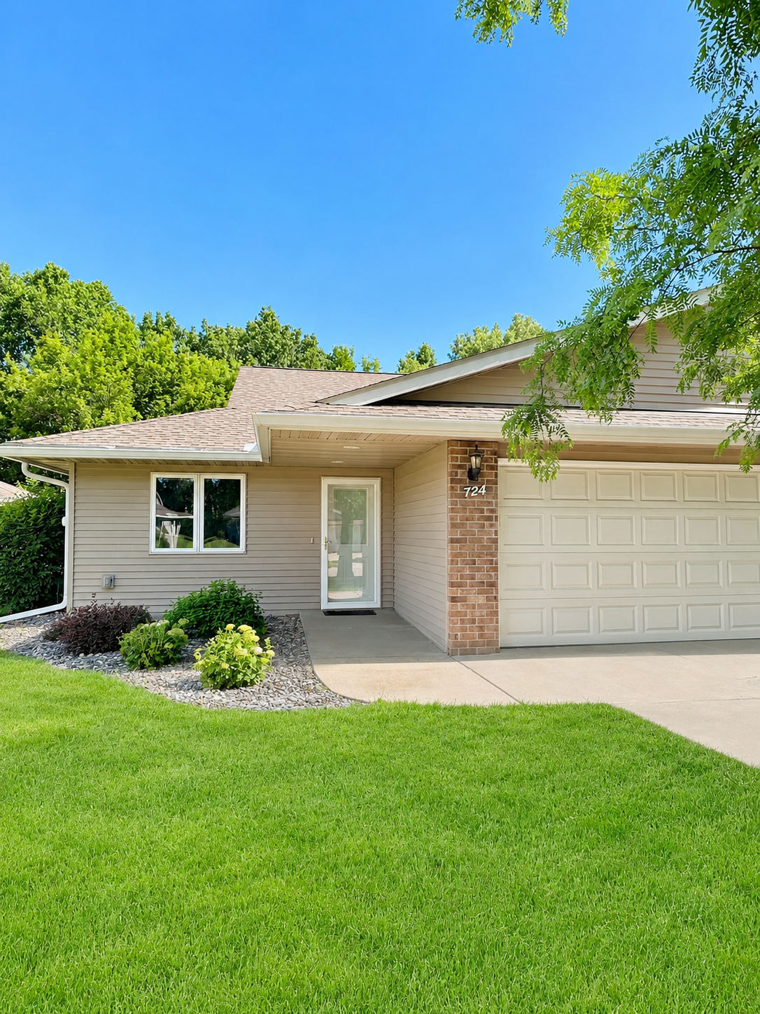 Property Photo:  724 Victoria Court  MN 55082 