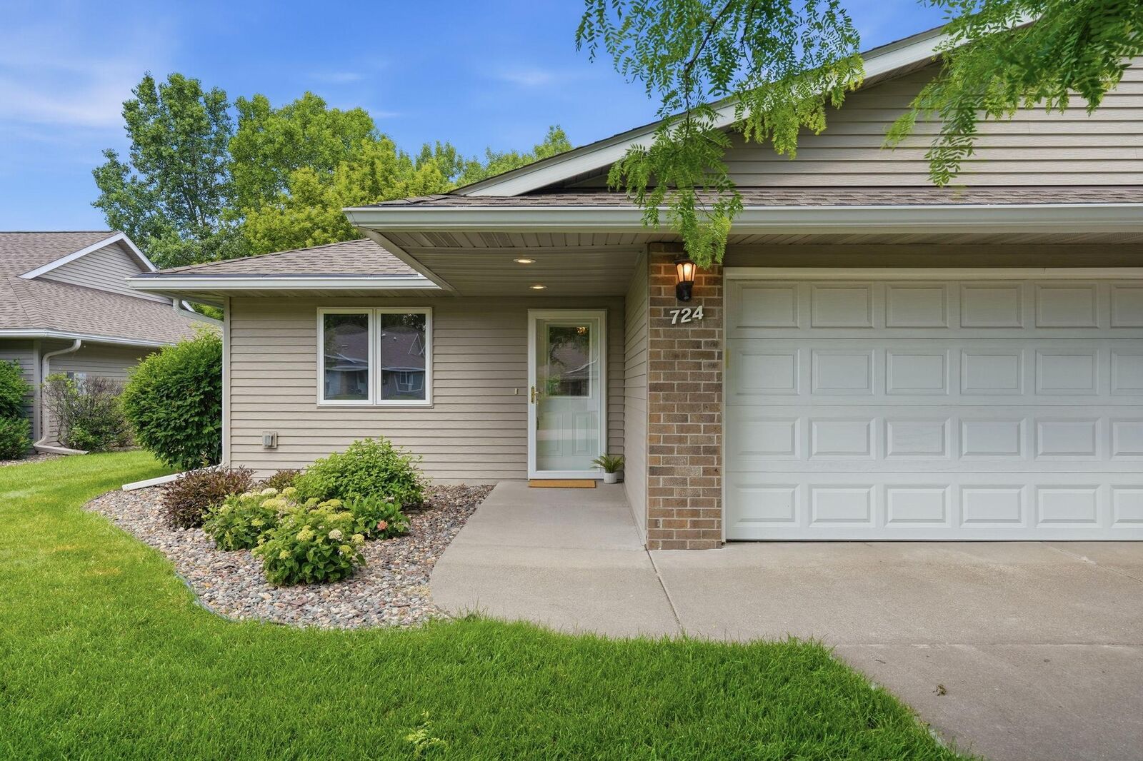 Property Photo:  724 Victoria Court  MN 55082 