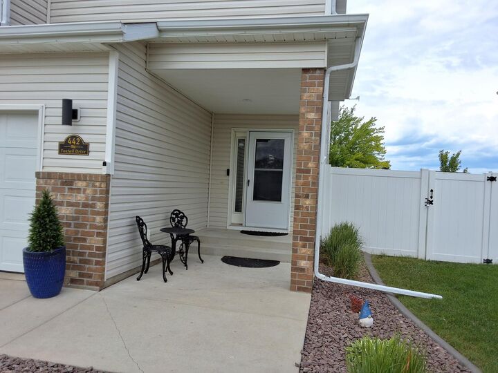Property Photo:  442 Foxtail Drive E  ND 58078 
