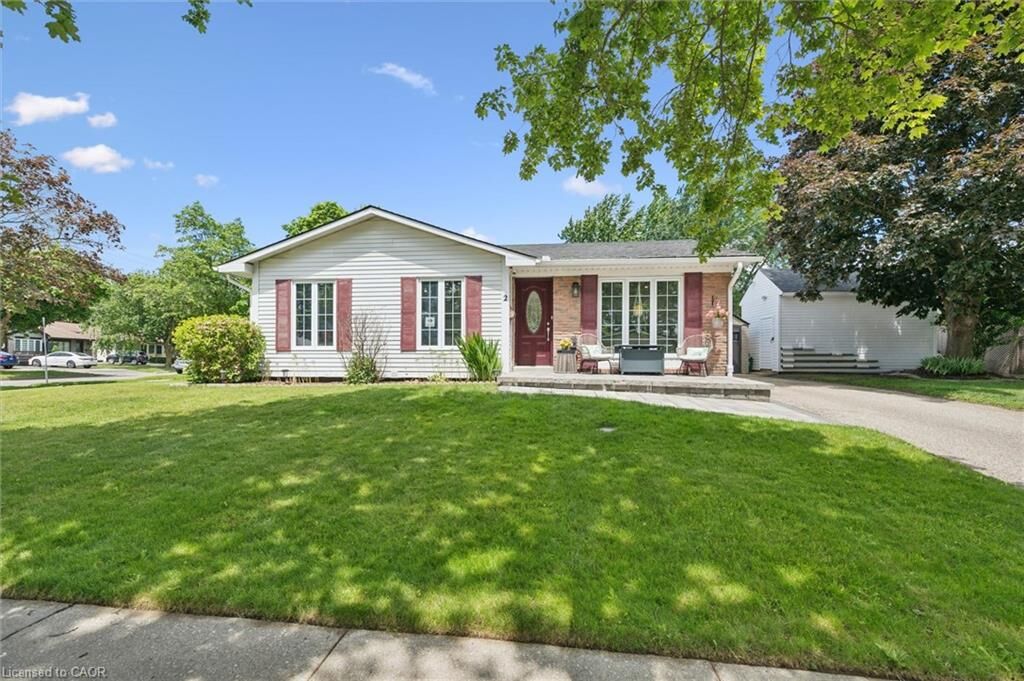 Property Photo:  2 Keewatin Avenue  ON N2B 3L5 