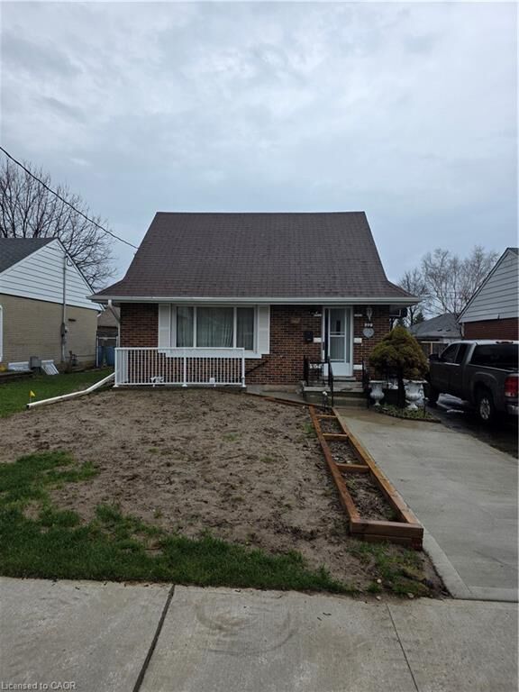 Property Photo:  22 Montrose Avenue  ON N2M 1Y2 