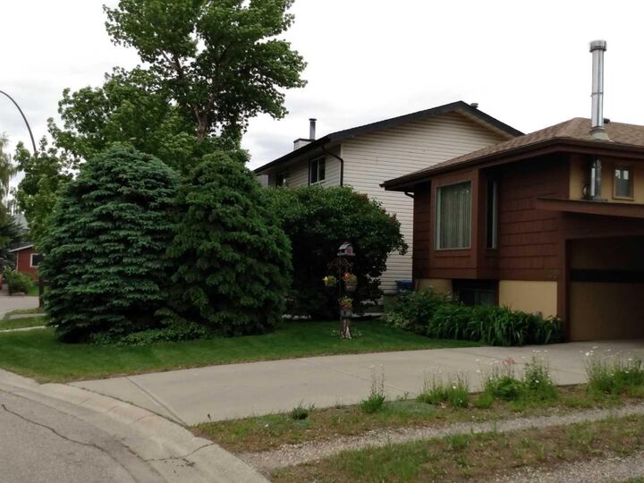 Property Photo: 100 Doverglen Crescent SE AB T2B 2P6