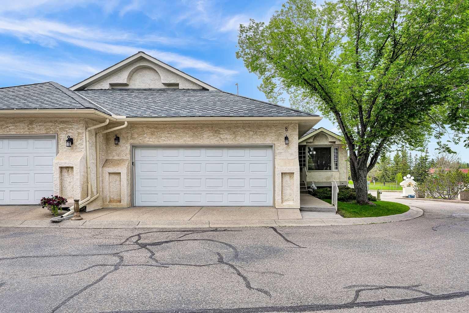 Property Photo: 8 Edgepark Villas NW AB T3A 3S2