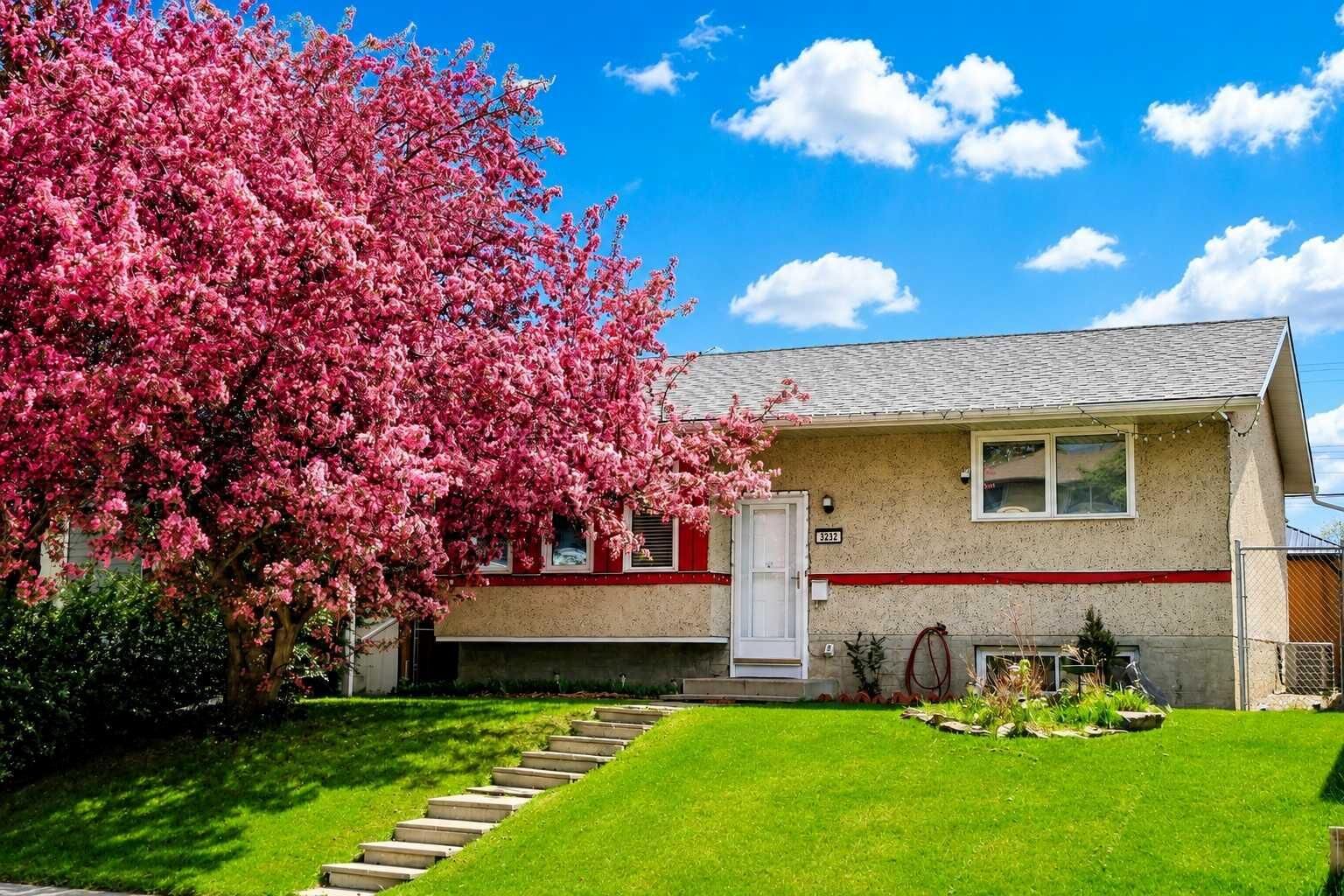 Property Photo: 3232 Doverville Crescent SE AB T2B 1T9