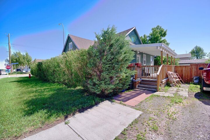 Property Photo: 2424 4 Avenue AB T0L 0Z0