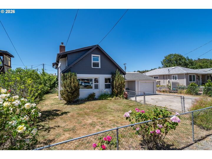 Property Photo:  54 NW Rose St  OR 97496 