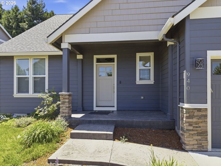Property Photo:  940 Makena Ln  OR 97031 