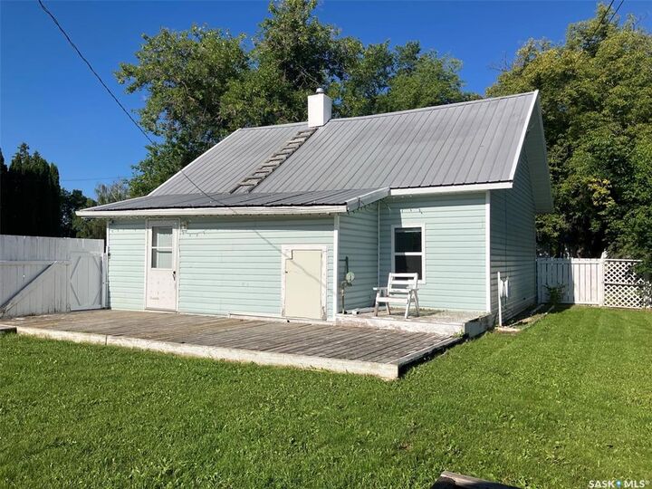 Property Photo: 911 1st Street W SK S0E 1E0