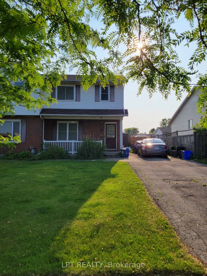57 Poplar Crescent — photo 1