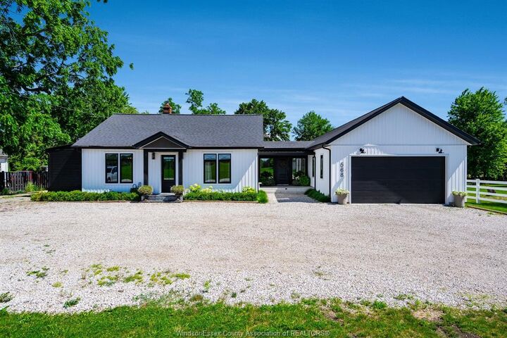 Photo de la propriété: 568 Road 2 West ON N9Y 2E4
