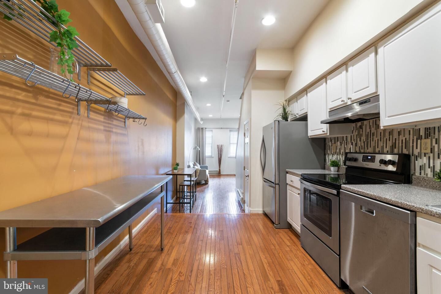 Property Photo:  104 N 2nd Street 200  PA 19106 