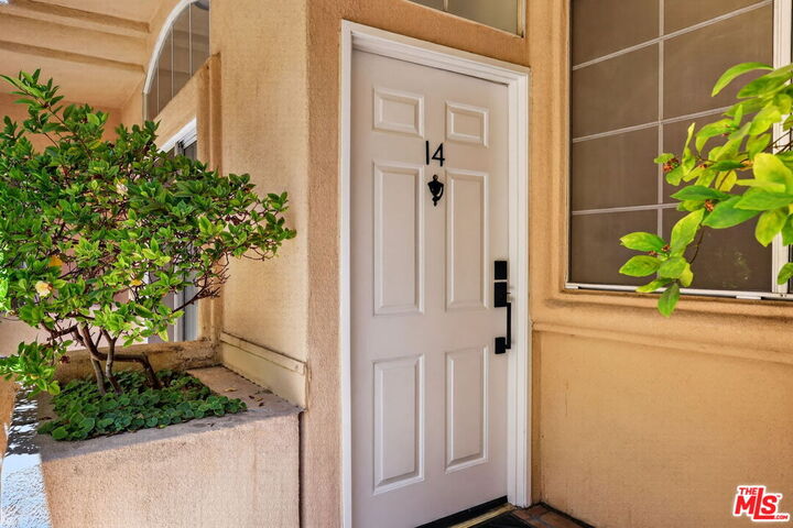 Property Photo:  11112 La Maida St  CA 91601 