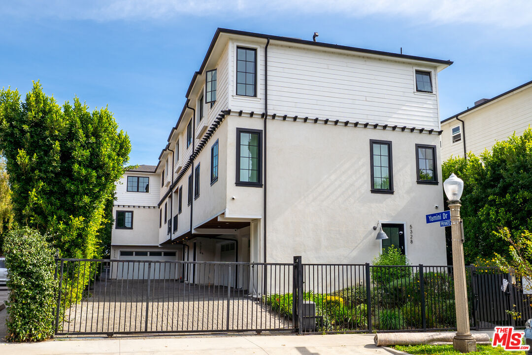 Property Photo: 5330 Agnes Ave CA 91607