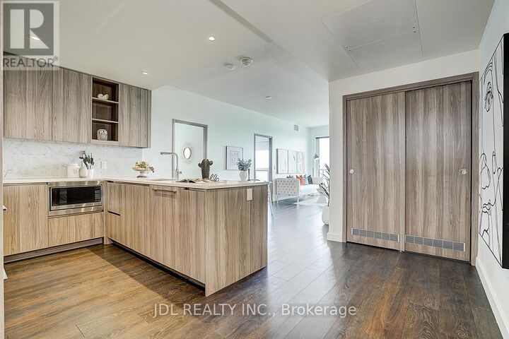 Property Photo:  95 McMahon Drive 3102  ON M2K 0H2 