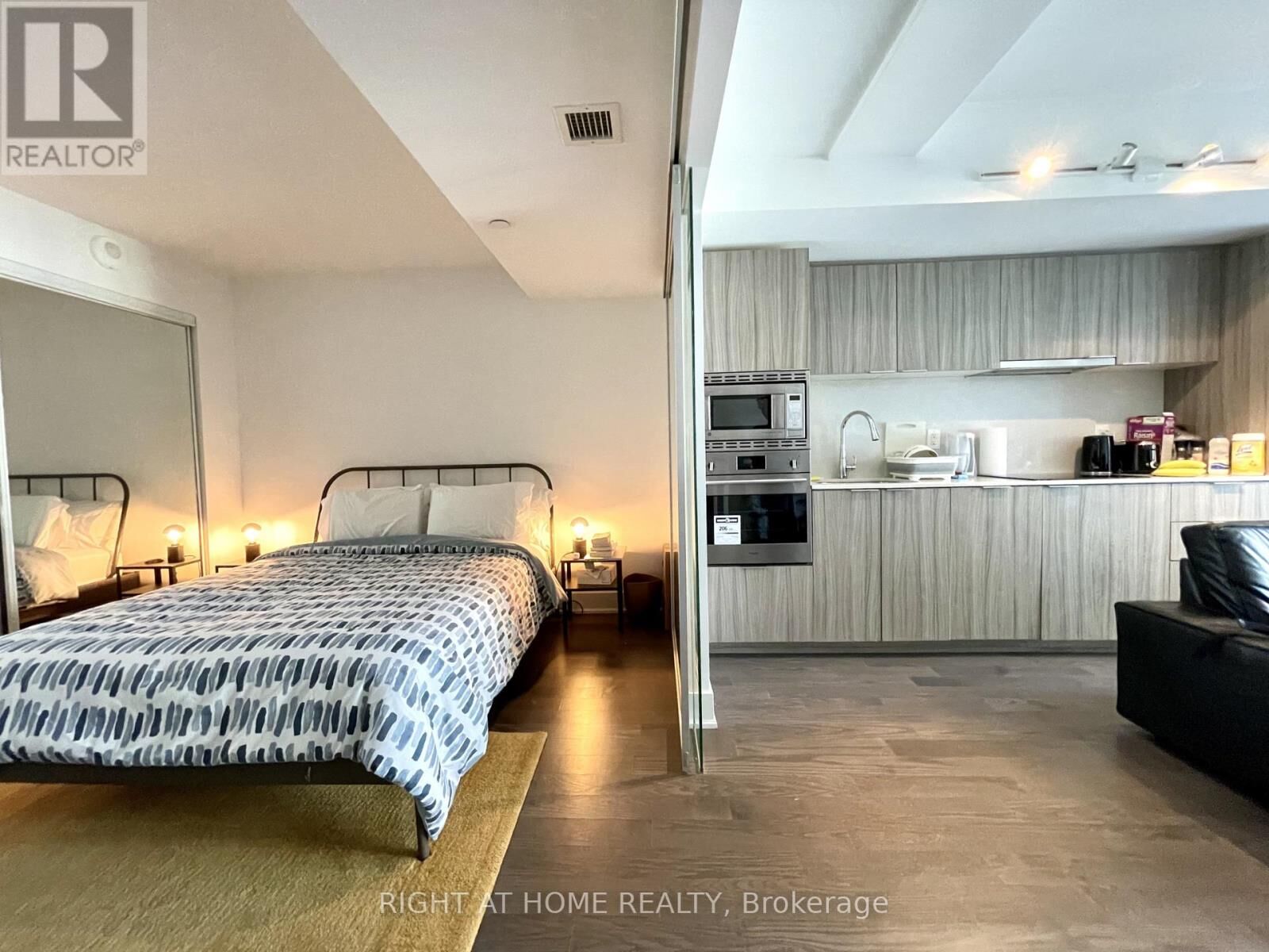 Property Photo:  955 Bay Street 1616  ON M5S 0C6 