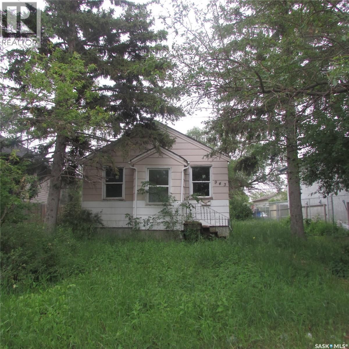 Property Photo:  943 Athol Street  SK S4T 3B8 