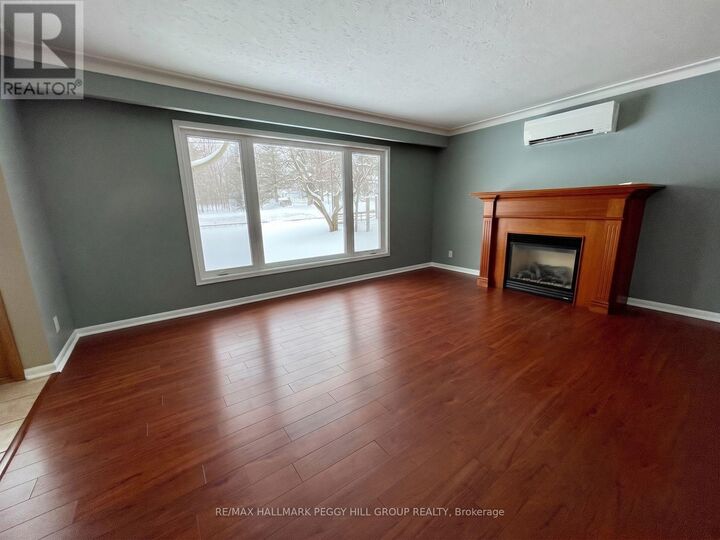 Property Photo:  1043 Penetanguishene Road Upper  ON L4M 4Y8 