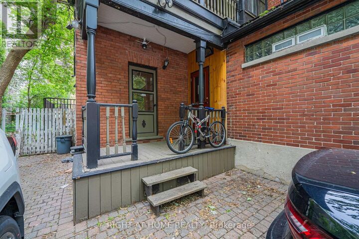 Property Photo:  220 Lyon Street North B  ON K1R 5V7 