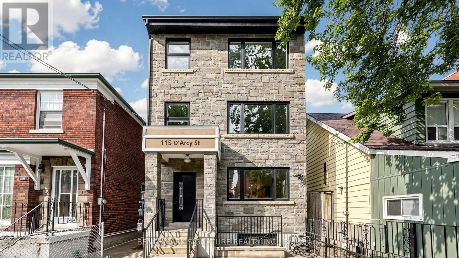 Property Photo:  115 D'Arcy Street 3rd Floor  ON M5T 1K2 