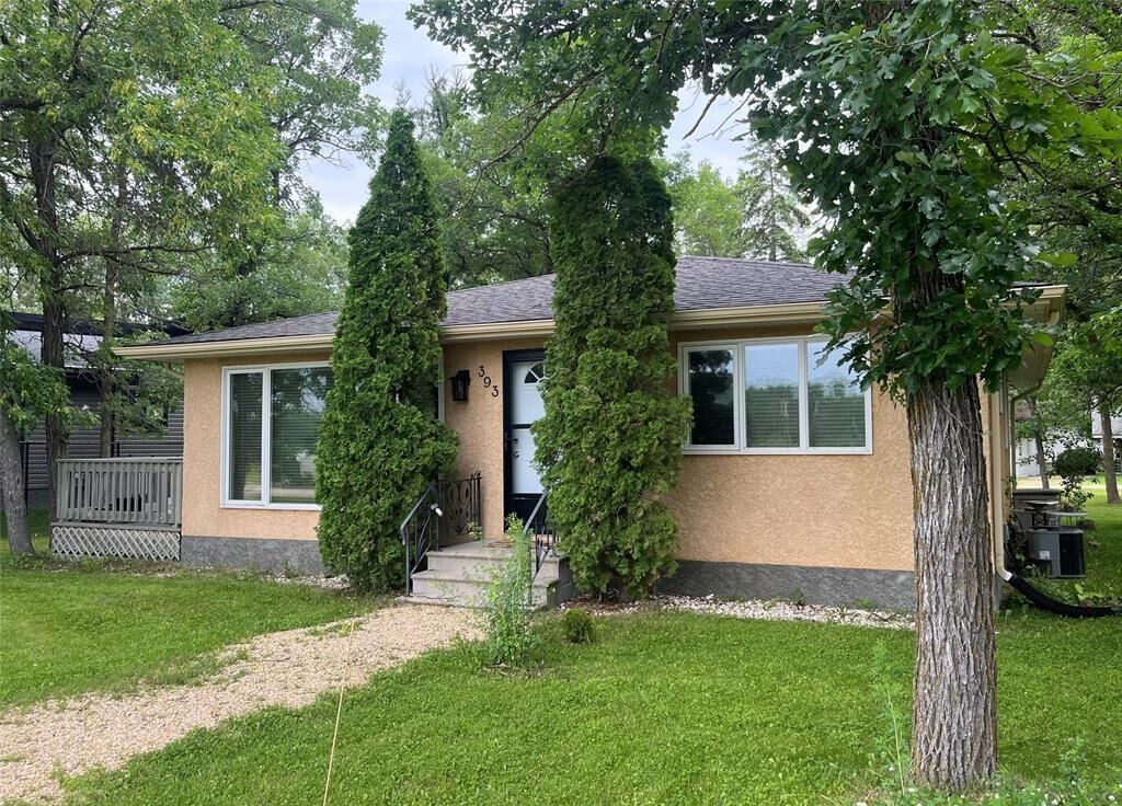 Property Photo:  393 Railway Street  MB R0C 2B0 