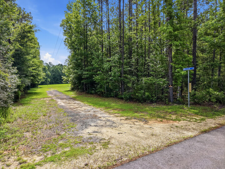 Property Photo: 7775 Peacock Road FL 32531
